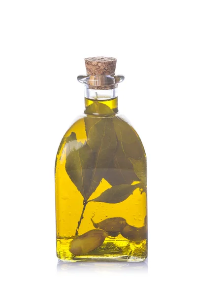 Olive oil with garlic and laurel bay — Stock Photo, Image