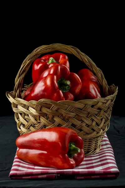 Cesta com pimentas vermelhas na mesa da cozinha — Fotografia de Stock