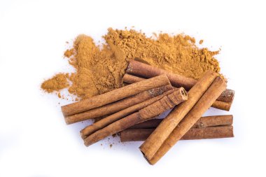 Beyaz bir arka plan üzerinde izole tarçın