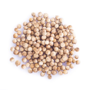 Beyaz bir arka plan üzerinde izole kişniş tohumu