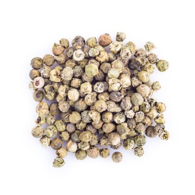 Beyaz arkaplanda yeşil biber izole edilmiş