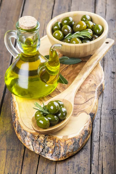 Zelené olivy a extra olivový olej — Stock fotografie
