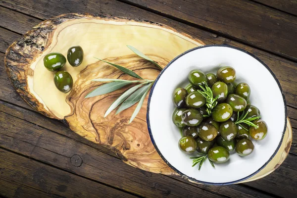 Olive verdi con olio d'oliva e rosmarino — Foto Stock