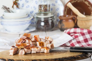 Mutfak masasında doğranmış jambon