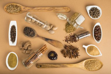 Brown kahverengi bir arka plan üzerine baharat