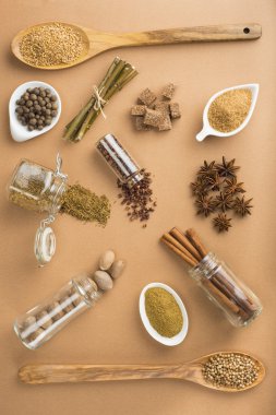 Brown kahverengi bir arka plan üzerine baharat