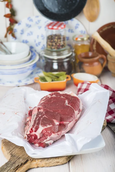 Bifes crus na mesa da cozinha — Fotografia de Stock