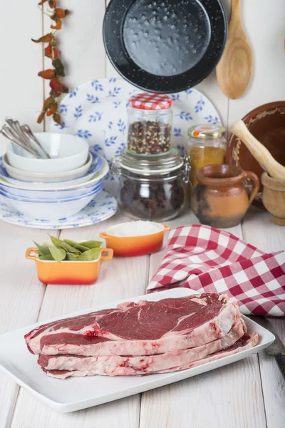 Mutfak masasının üzerinde çiğ biftek — Stok fotoğraf