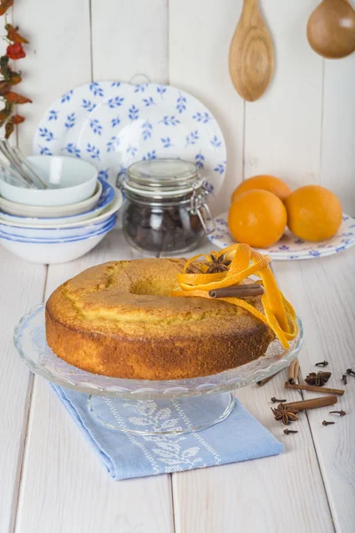 Bolo de esponja de laranja caseiro — Fotografia de Stock