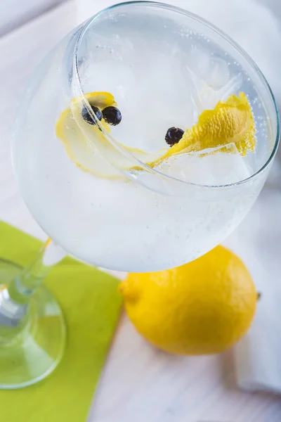 Gin and tonic on a highball glass — Stock Photo, Image