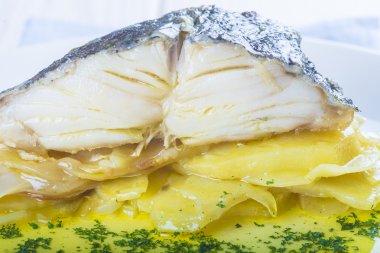 Fırın Morina balığı patates ile pişmiş.