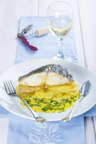 Peixe de bacalhau cozido no forno com batatas — Fotografia de Stock