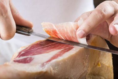 Serrano jambonu profesyonel kesim