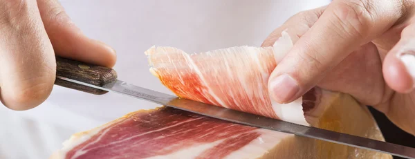 Taglio professionale del prosciutto serrano — Foto Stock