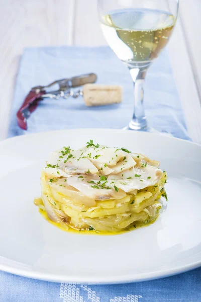 Peixe de bacalhau cozido no forno com batatas — Fotografia de Stock