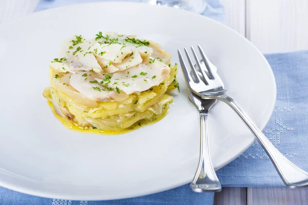 Peixe de bacalhau cozido no forno com batatas — Fotografia de Stock