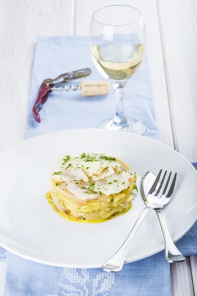 Peixe de bacalhau cozido no forno com batatas — Fotografia de Stock