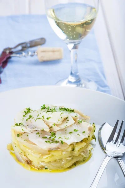 Peixe de bacalhau cozido no forno com batatas — Fotografia de Stock