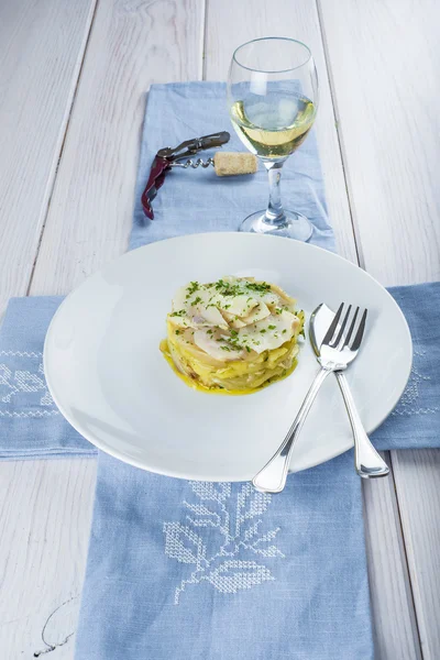 Peixe de bacalhau cozido no forno com batatas — Fotografia de Stock