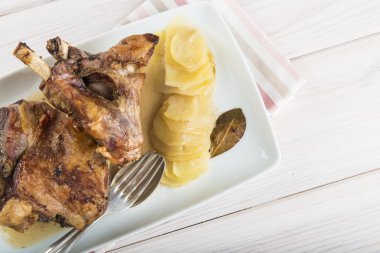 Kavrulmuş bacak kuzu patates ile