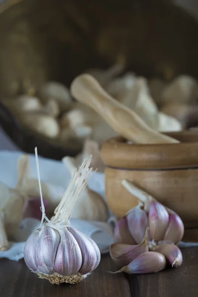 Garlic for cooking on the table of the kitchen — Stock Photo, Image