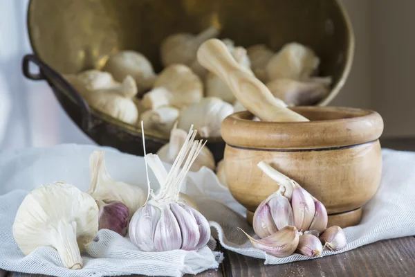 Garlic for cooking on the table of the kitchen — Stock Photo, Image