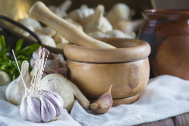 Mutfak masada yemek pişirmek için sarımsak