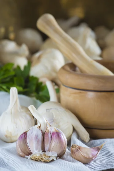 Garlic for cooking on the table of the kitchen — Stock Photo, Image