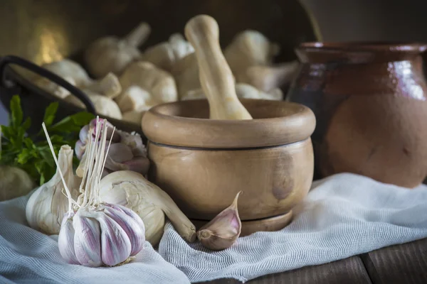 Vitlök för matlagning på bordet i köket — Stockfoto