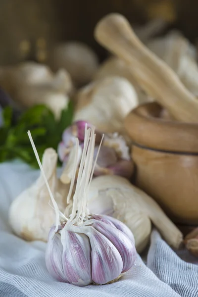 Vitlök för matlagning på bordet i köket — Stockfoto