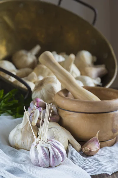 Vitlök för matlagning på bordet i köket — Stockfoto