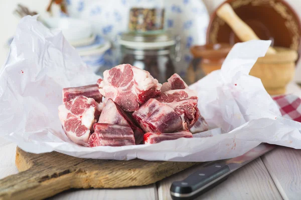 Coda di bue cruda sul tavolo della cucina — Foto Stock