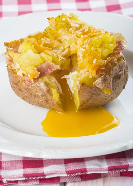 Pommes de terre farcies deux fois cuites — Photo