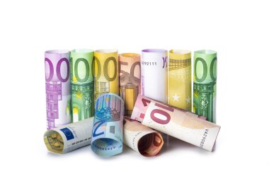 Beyaz arka plan üzerinde izole haddelenmiş banknotlar