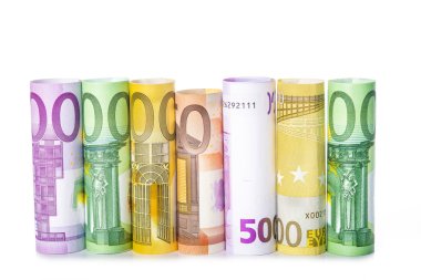 Beyaz arka plan üzerinde izole haddelenmiş banknotlar