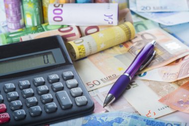 Hesap makinesi ve kalem para arka plan üzerinde