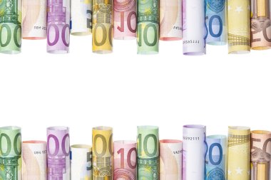 Beyaz arka plan üzerinde izole haddelenmiş banknotlar