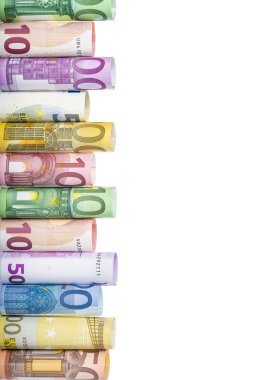 Beyaz arka plan üzerinde izole haddelenmiş banknotlar