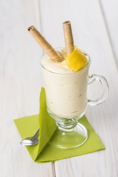 Smoothie de banane decorate cu o coaja de lamaie — Fotografie, imagine de stoc