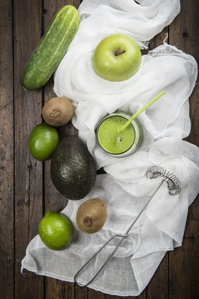 Frukter och grönsaker med ett glas grön smoothie — Stockfoto