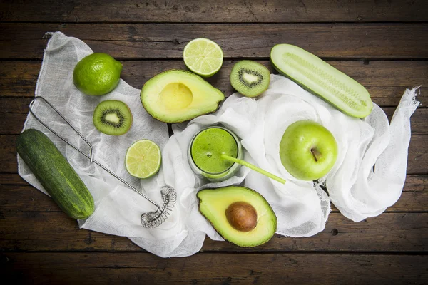 Frutas y verduras con un vaso de batido verde —  Fotos de Stock