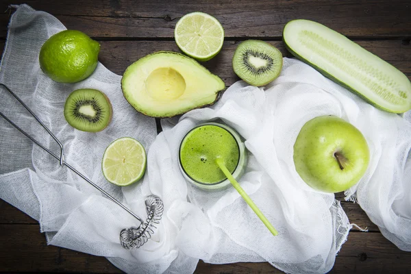 Frutas y verduras con un vaso de batido verde —  Fotos de Stock