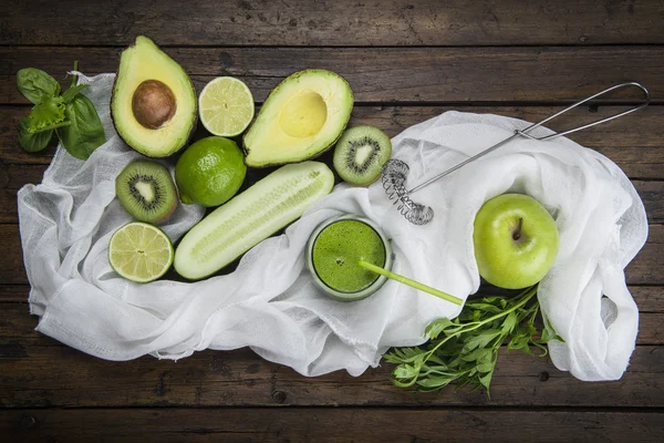 Фрукты и овощи со стаканом зеленого смузи — стоковое фото