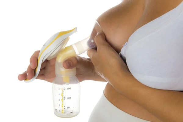 Madre recibiendo leche con un extractor de leche — Foto de Stock