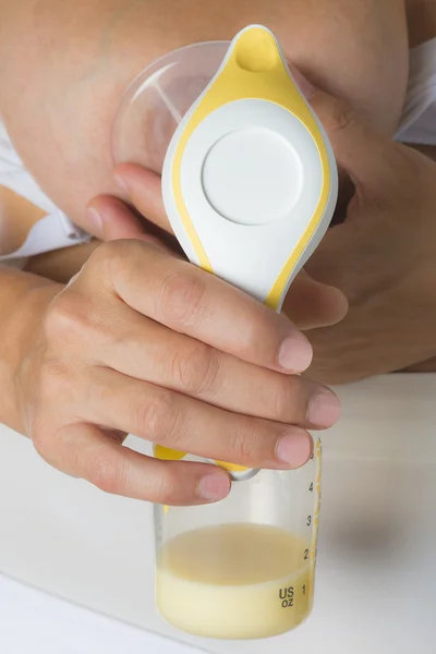 Madre ottenere il latte con un tiralatte — Foto Stock