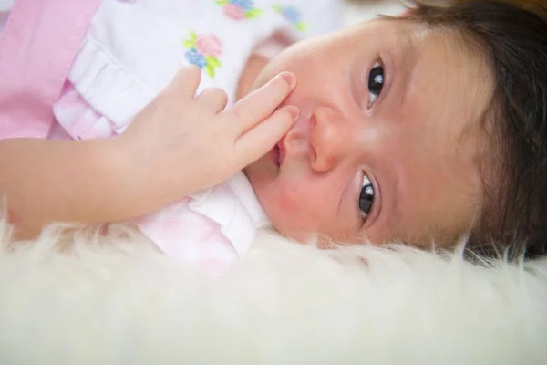 Novorozená dívka ležící šťastné a uvolněné deku bílé vlasy — Stock fotografie