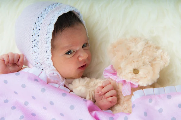 Happy nyfödda flicka whit hennes teddy — Stockfoto