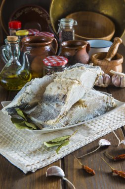 Tuzlanmış morina mutfak masada kesme