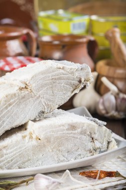 Tuzlanmış morina mutfak masada kesme