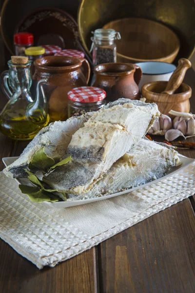 Saltad torsk skära på bordet i köket — Stockfoto